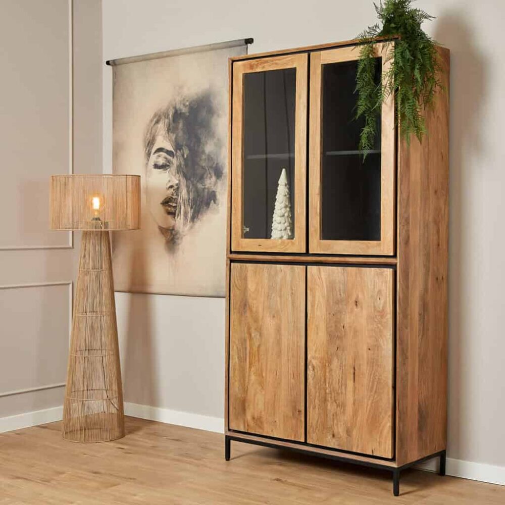 Hoogwaardige houten kast met glazen deuren en rustieke afwerking voor modern of industrieel interieur. Geschikt voor woonkamer, eetkamer of slaapkamer, een stijlvolle opbergoplossing van Mokana Meubelen.