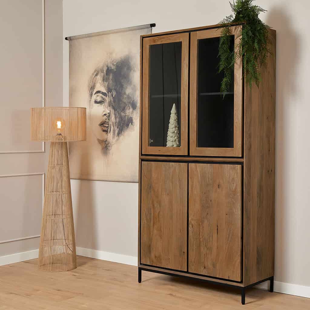 - Elegante houten kast met glazen deuren en zwart metalen frame, perfect voor modern interieur en opbergruimte.