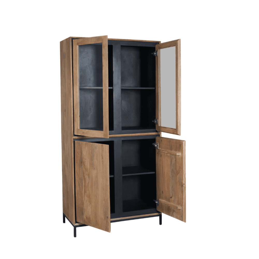Ladekast van massief hout met zwart interieur, drie vakken en glazen en houten deuren, modern industrieel design.