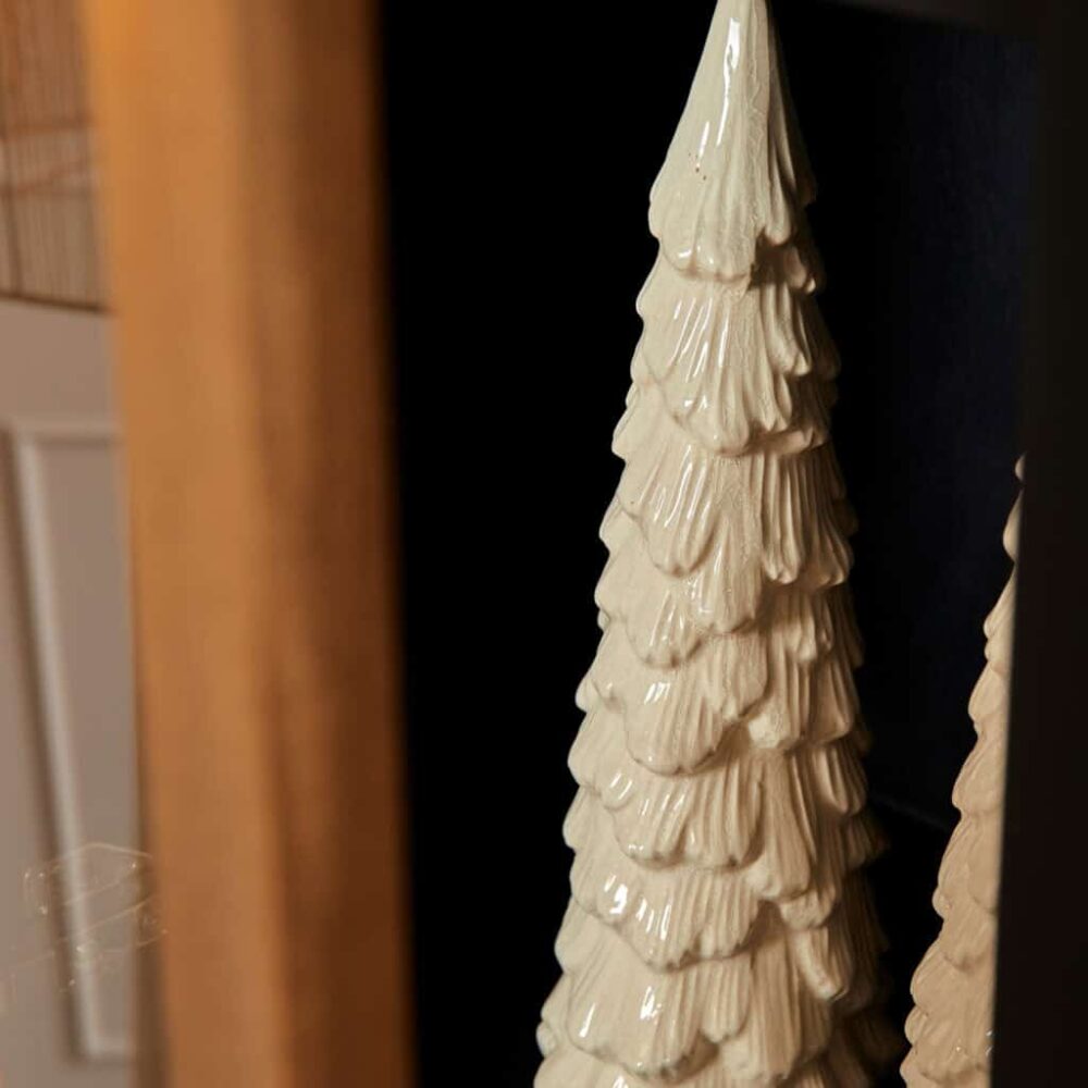 Houten kerstboom sculptuur met gedetailleerde takken, kunstzinnig en ambachtelijk ontworpen voor sfeervolle winterdecoraties.