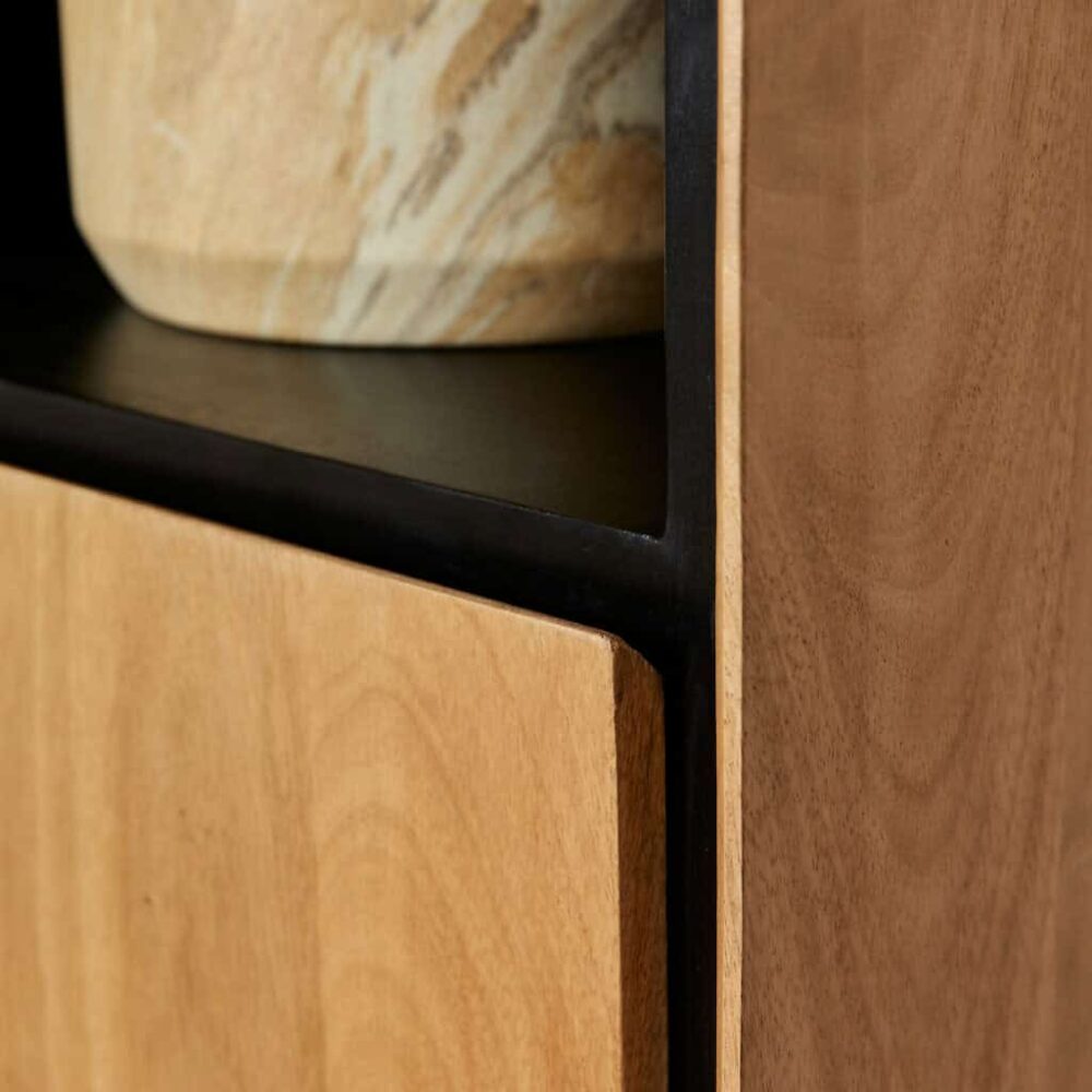 Houten meubel met zwarte accenten en een natuurhouten afwerking, perfect voor een moderne woonkamer of kantoorinrichting voor een stijlvolle uitstraling.