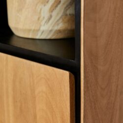 Houten meubel met zwarte accenten en een natuurhouten afwerking, perfect voor een moderne woonkamer of kantoorinrichting voor een stijlvolle uitstraling.