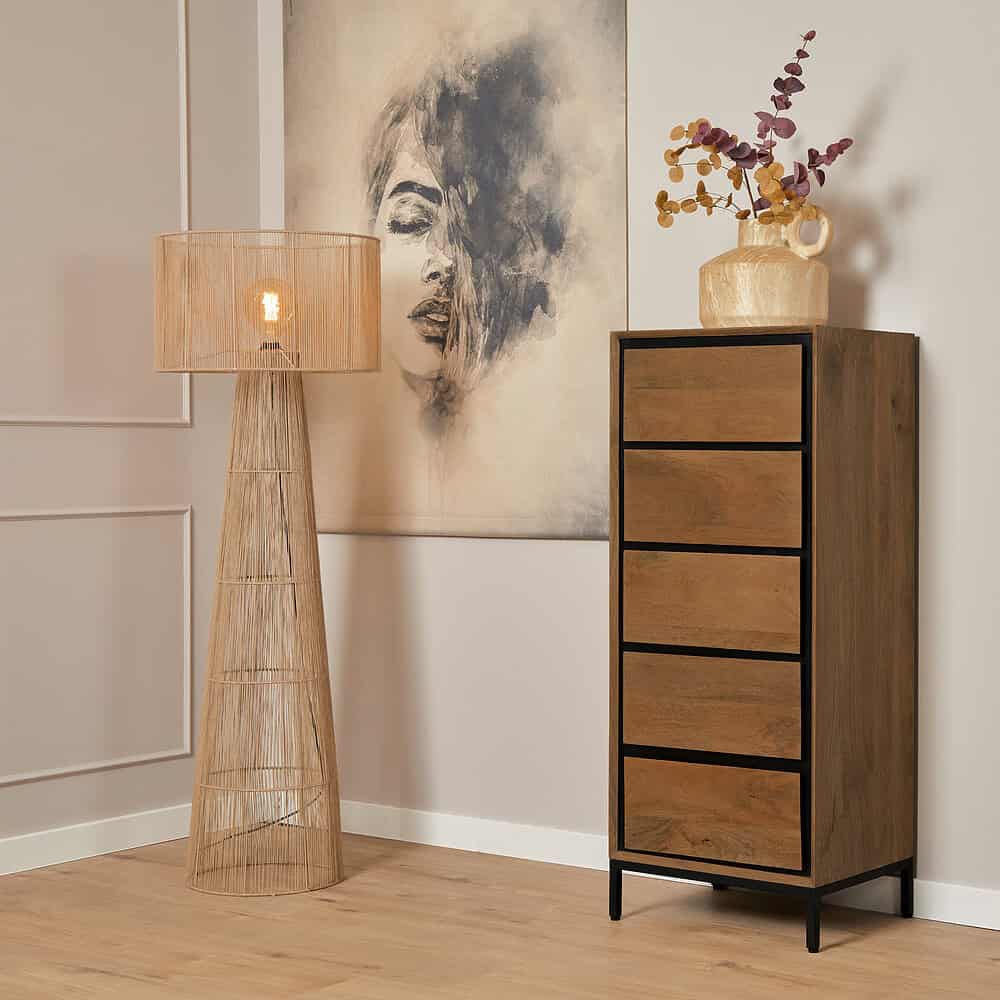 Rustieke houten ladekast met zwart metalen frame, perfect voor modern interieur. Combineert natuurlijke materialen en strak design, ideaal voor woon- of slaapkamer.
