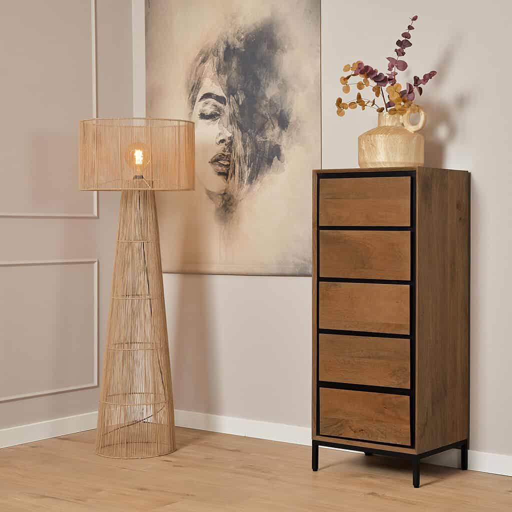 Rustieke houten ladekast met zwart metalen frame, perfect voor modern interieur. Combineert natuurlijke materialen en strak design, ideaal voor woon- of slaapkamer.