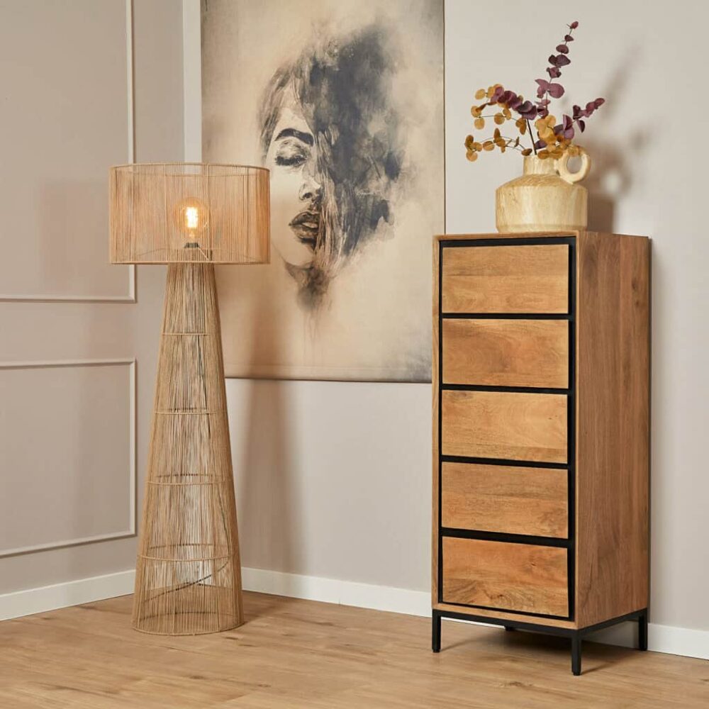Kaarsenhouder van bamboe met houten lamp en vaas met eucalyptus, modern interieur design, natuurlijke materialen, warme sfeer en elegant meubilair, perfect voor woonkamer of slaapkamer.