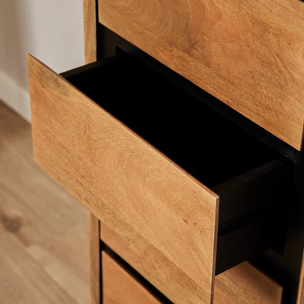 Strak eikenhout meubel met open lade, stijlvolle houten details en moderne design, perfect voor een eigentijds interieur.