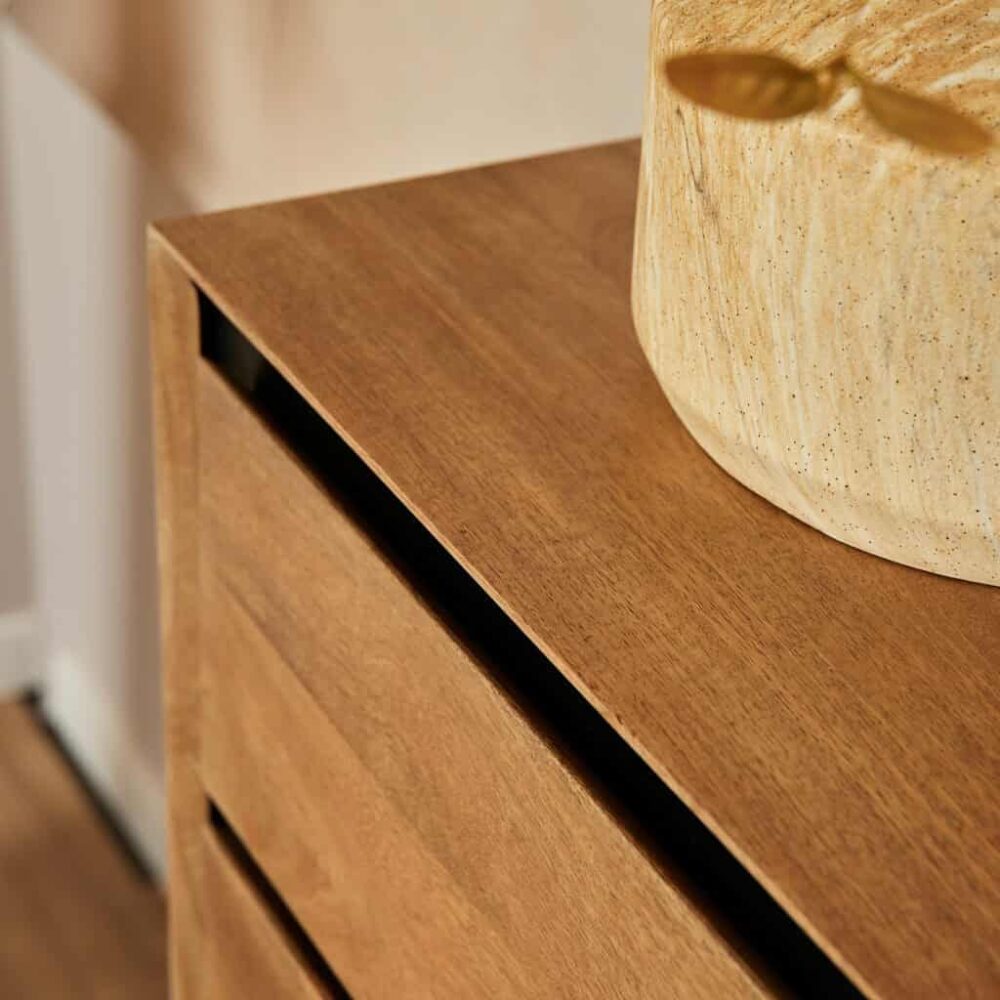 Elegante houten kast met strakke lijnen en natuurlijke afwerking, perfect voor modern interieurdesign.