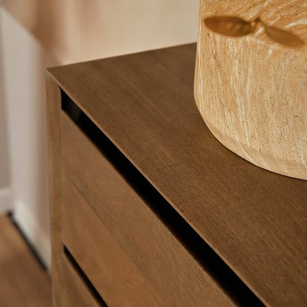 Hoogwaardig massief houten dressoir van Mokana Meubelen, modern vormgegeven houten kast voor stijlvolle woonkamerdecoratie.