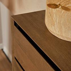 Hoogwaardig massief houten dressoir van Mokana Meubelen, modern vormgegeven houten kast voor stijlvolle woonkamerdecoratie.