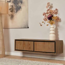 Strak houten wandmeubel met beige decoratievaas en bloemen, modern interieurdesign, minimalistische opstelling, natuurhout, woonkamer decor, elegante meubelstijl.