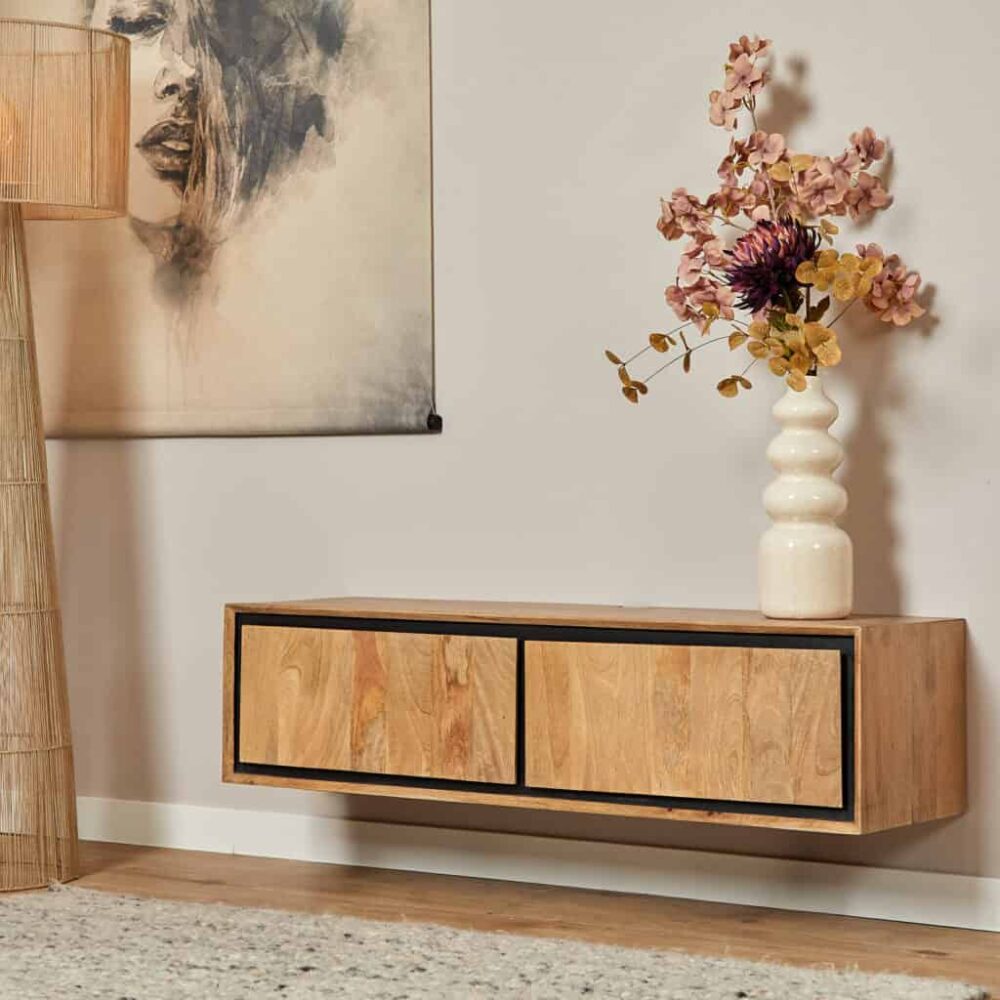 Lage houten dressoir met zwart frame en prettige uitstraling voor moderne woonkamerinterieur.