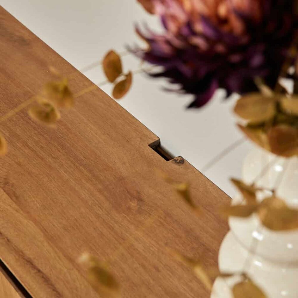 Natuurlijke houten tafel met modern design, detail van de hoek en de afwerking van het hout, perfect voor een stijlvolle eet- of salontafel.