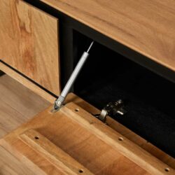 Native houten dressoir met verstelbare poot en soft-close deur, handgemaakt in Nederland door Mokana Meubelen. Perfect voor een stijlvolle en functionele woonkamer op maat.