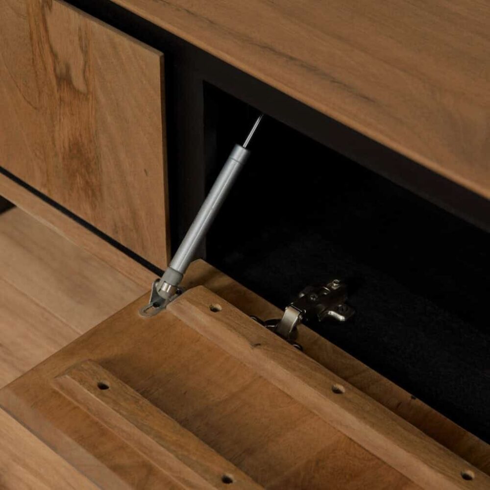 Deurmontage met gasdrukveer voor deurbeslag van Mokana meubels, kwalitatief vakmanschap, geschikt voor stevig en betrouwbaar gesloten meubeldeuren.