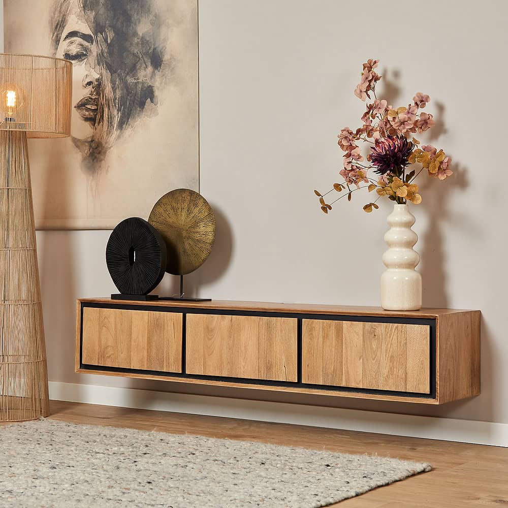 Houten wandmeubel van Mokana Meubelen met strak design en opbergmogelijkheden, perfect voor een moderne woonkamer.