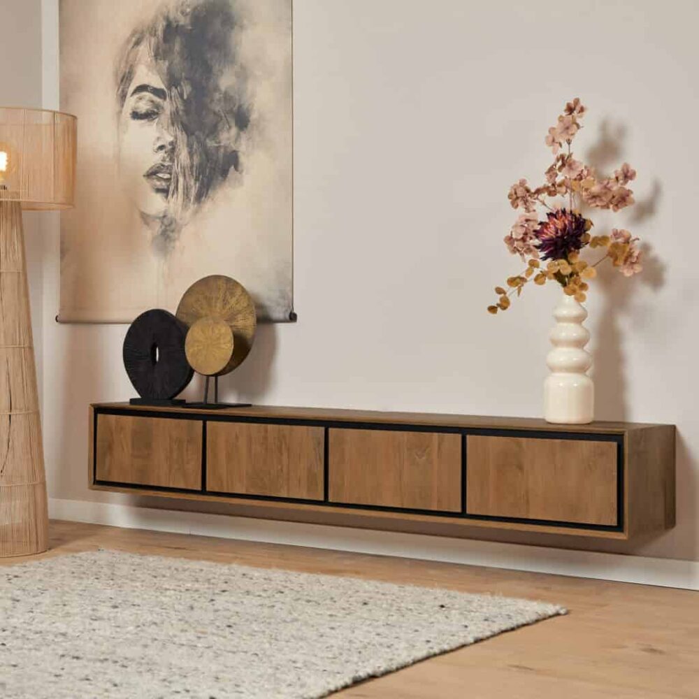 Houten wandmeubel met drie lades en decoratieve accessoires in een moderne interieursetting.