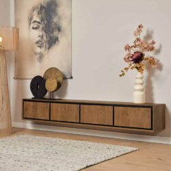 Houten wandmeubel met drie lades en decoratieve accessoires in een moderne interieursetting.