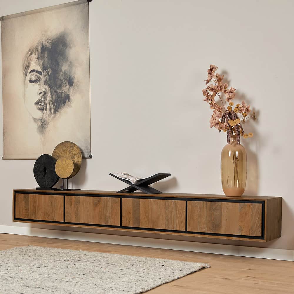 Elegante houten wandmeubel met opberglaten, modern design, perfect voor woonkamers, gecombineerd met decoratieve accessoires en kunstvoorwerpen van Mokana Meubelen.