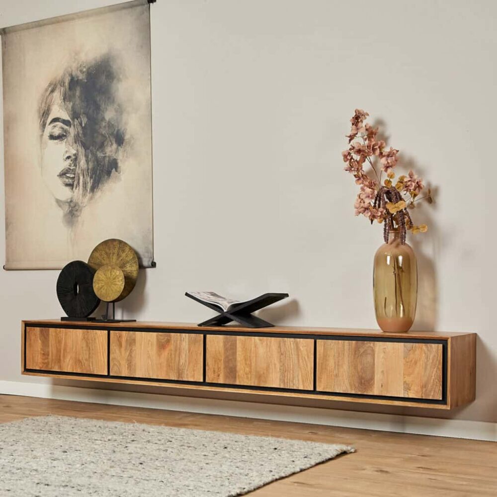 Natuurlijke houten wandmeubel van Mokana Meubelen met opberglades, decoratieve accessoires en een grote vaas met bloemen, modern en stijlvol design voor een strakke woonkamer.
