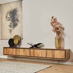 Natuurlijke houten wandmeubel van Mokana Meubelen met opberglades, decoratieve accessoires en een grote vaas met bloemen, modern en stijlvol design voor een strakke woonkamer.