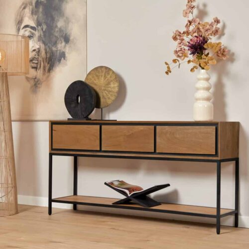 Stevige houten dressoirkast met zwart metalen frame, ideaal voor modern interieur en extra opbergruimte.