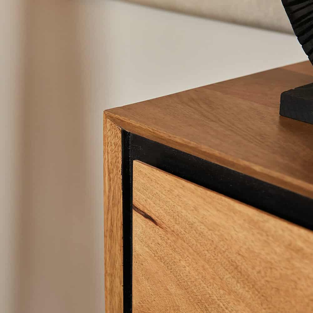 Strak houten meubel met zwarte rand detail, modern design meubelstuk, perfect voor interieurdecoratie, massief eikenhout afwerking, stijlvolle en functionele meubeloplossing, Mokana Meubelen.