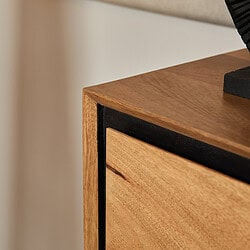 Strak houten meubel met zwarte rand detail, modern design meubelstuk, perfect voor interieurdecoratie, massief eikenhout afwerking, stijlvolle en functionele meubeloplossing, Mokana Meubelen.