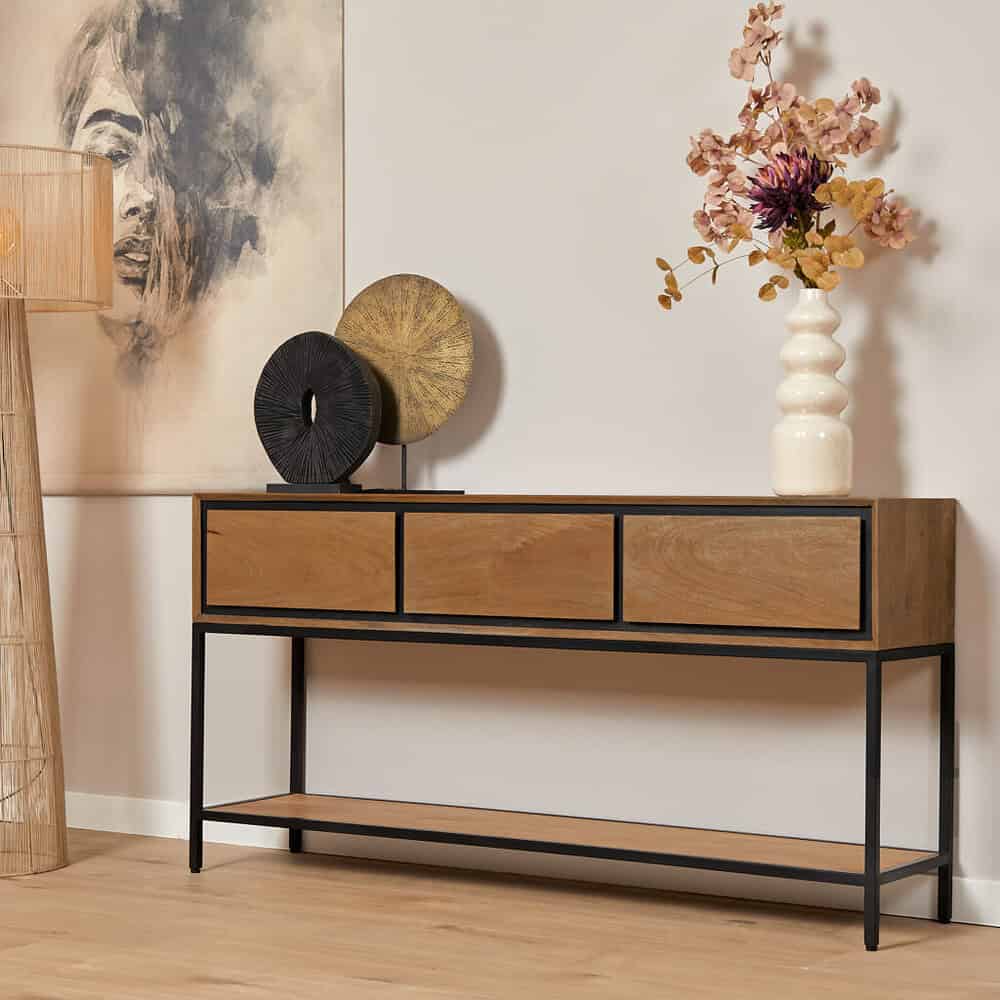 Modern houten dressoir met zwart metalen frame, decoratief vazen en bloemen, stijlvolle woonkamer accessoire, Mokana Meubelen.