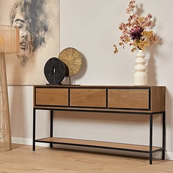 Modern houten dressoir met zwart metalen frame, decoratief vazen en bloemen, stijlvolle woonkamer accessoire, Mokana Meubelen.
