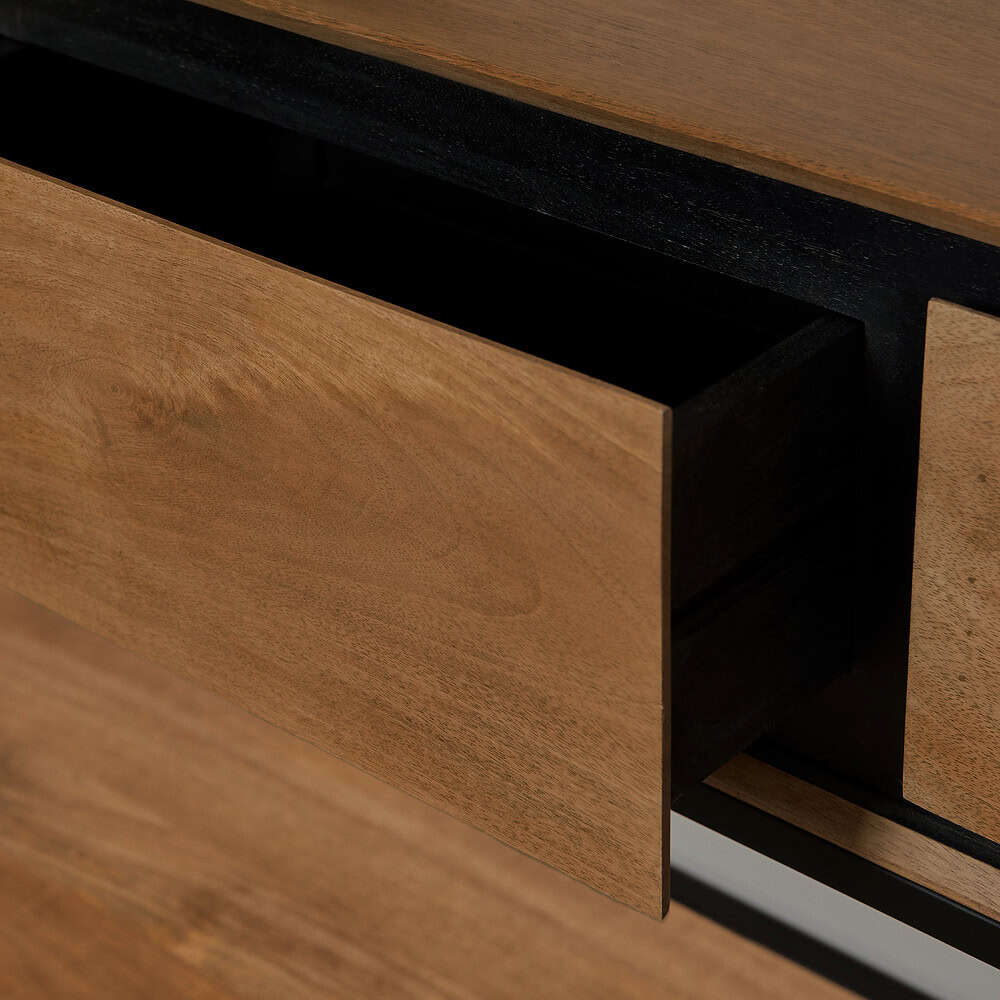 Hoogwaardige natuurlijke houten motief dressoir met zwarte accenten, modern en stijlvol meubelstuk, perfect voor woonkamer of slaapkamer, handgemaakt door Mokana Meubelen.