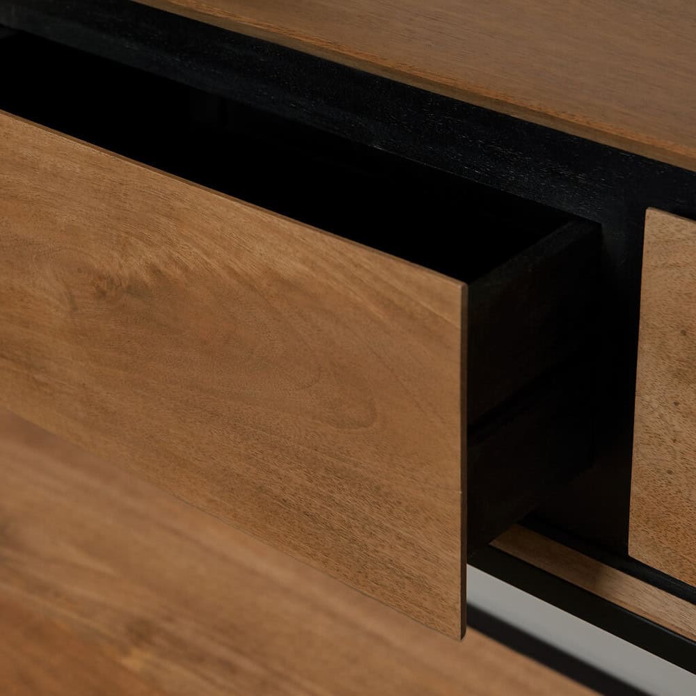 Natuurlijke houten lade van Mokana meubelen met strakke zwarte binnenkant voor een stijlvolle en functionele meubeloplossing.