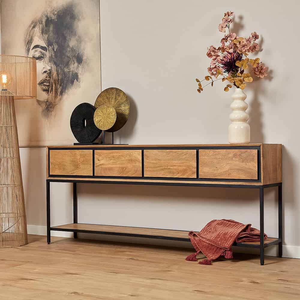 Luxe houten console met metalen frame, ideaal voor entree of woonkamer, met decoratieve accessoires en vazen, perfecte opbergoplossing voor elegant interieur.