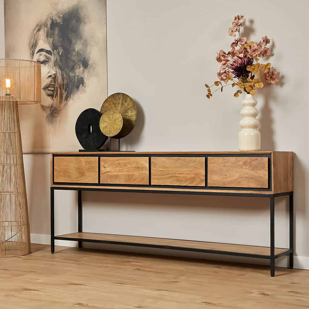 Gefeliciteerd jubel menu atelier meubel hout zwart gouden decoratie vaas bloemen woonkamer interieur design stijl modern.