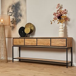 Gefeliciteerd jubel menu atelier meubel hout zwart gouden decoratie vaas bloemen woonkamer interieur design stijl modern.
