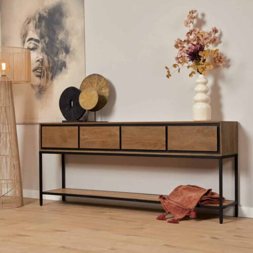 Gemaakt van hoogwaardig hout en met een strak zwart metalen frame, biedt deze moderne houten dressoir stijlvolle opbergruimte voor elk interieur, perfect voor een elegante woonkamer of entree.