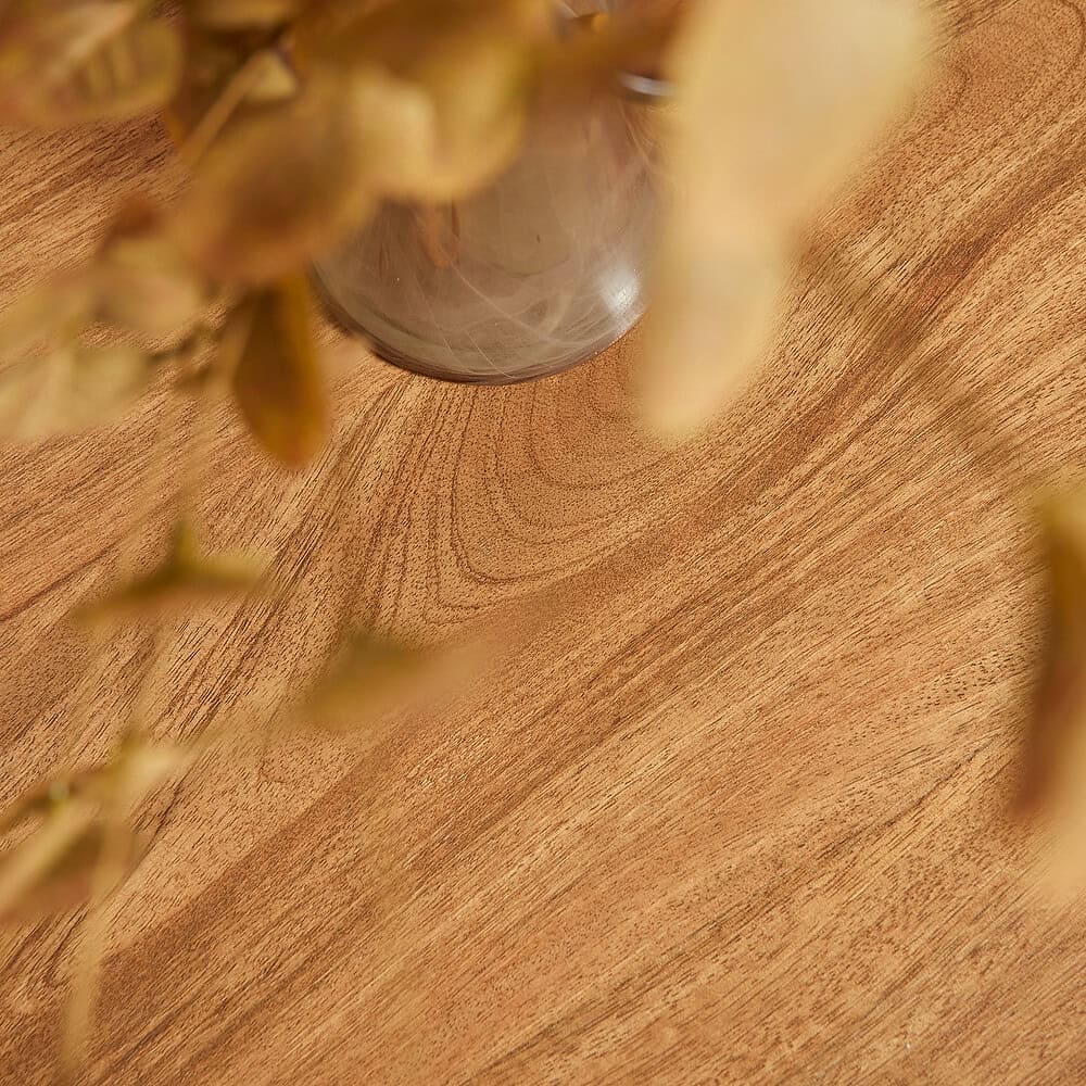 Samenstelling van natuurlijke houttextuur met een bronzen vaas en bloemen op een elegant houten meubel, perfect voor modern interieur.