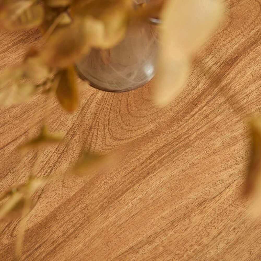 Elegante houten tafel met natuurlijke houtstructuur, perfect voor stijlvolle interieurstyling en meubeldecoratie.