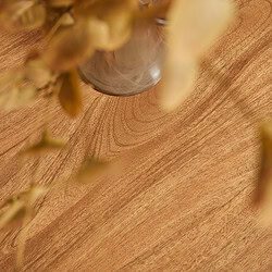 Samenstelling van natuurlijke houttextuur met een bronzen vaas en bloemen op een elegant houten meubel, perfect voor modern interieur.