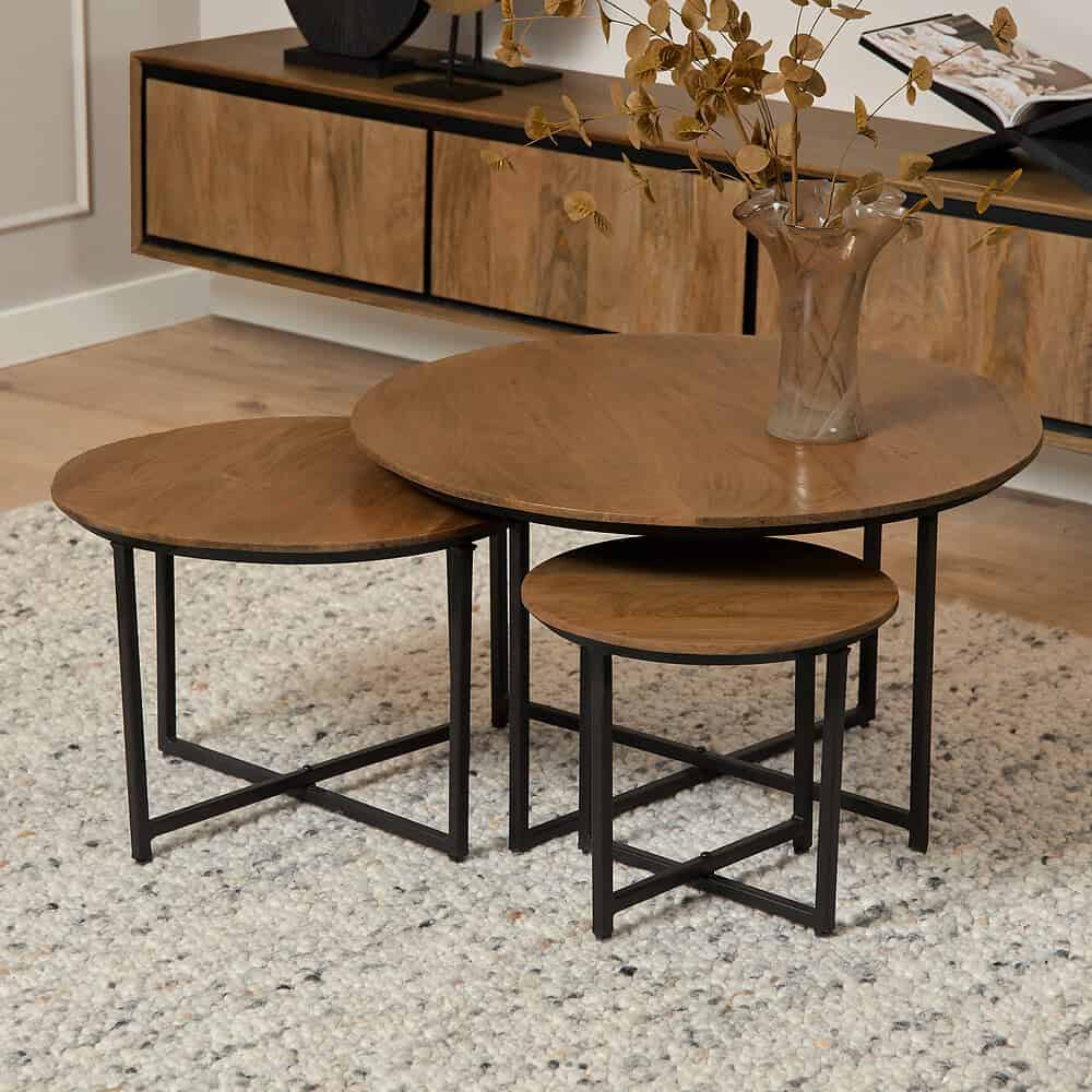 Boekentafel set van drie, multifunctionele bijzettafels met houten bladen en zwart metalen onderstellen, modern en industrieel design, perfect voor woonkamer of kantoor.