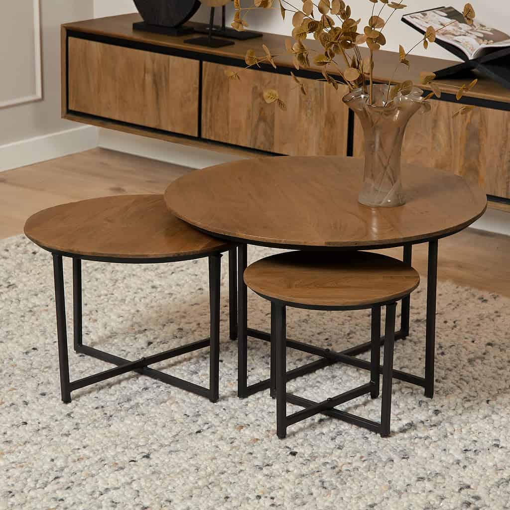 Boekentafel set van drie, multifunctionele bijzettafels met houten bladen en zwart metalen onderstellen, modern en industrieel design, perfect voor woonkamer of kantoor.