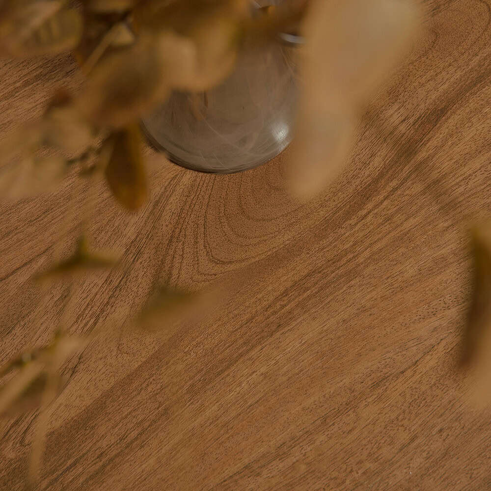 Natuurlijke houten tafel met een vaas en gedroogde bloemen, focus op houttextuur en ambachtelijk meubelontwerp, perfect voor stijlvolle interieurdecoratie van Mokana Meubelen.