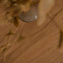 Natuurlijke houten tafel met een vaas en gedroogde bloemen, focus op houttextuur en ambachtelijk meubelontwerp, perfect voor stijlvolle interieurdecoratie van Mokana Meubelen.