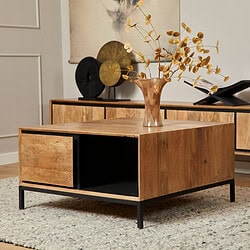 Massief houten salontafel, moderne design salontafel met zwarte metalen frame, natuurlijke uitstraling, stijlvolle woonkamer tuin meubel, geïnspireerd door Mokana Meubelen.
