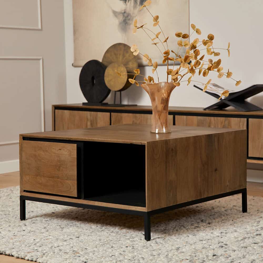 Strak houten salontafel met industrieel zwart metalen onderstel, modern in woonkamer met decoratieve vaas en uniek kunstwerk op achtergrond.