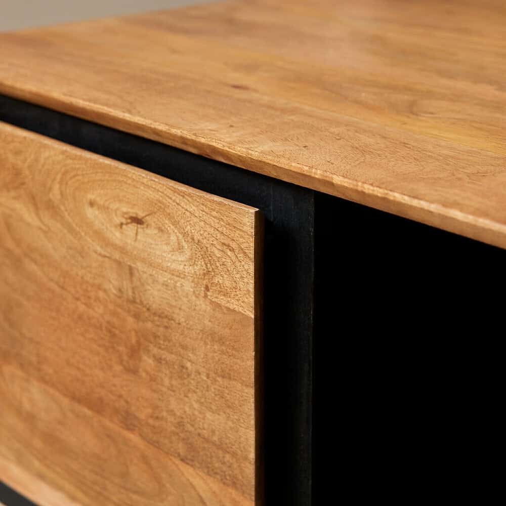 Unique houten meubelstukken van Mokana Meubelen met natuurlijke afwerking en strak design.