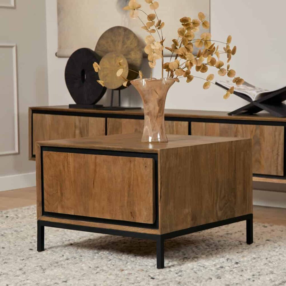 Elegant houten salontafel met zwart metalen frame, modern design en ruime opbergruimte, perfect voor stijlvolle woonruimtes en interieurinrichting door Mokana Meubelen.