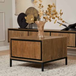 Elegant houten salontafel met zwart metalen frame, modern design en ruime opbergruimte, perfect voor stijlvolle woonruimtes en interieurinrichting door Mokana Meubelen.