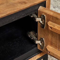 Robuuste houten kast met softclose scharnieren en draaideur, vervaardigd uit massief hout, perfect voor stijlvolle en functionele woonkamers of eetkamers.