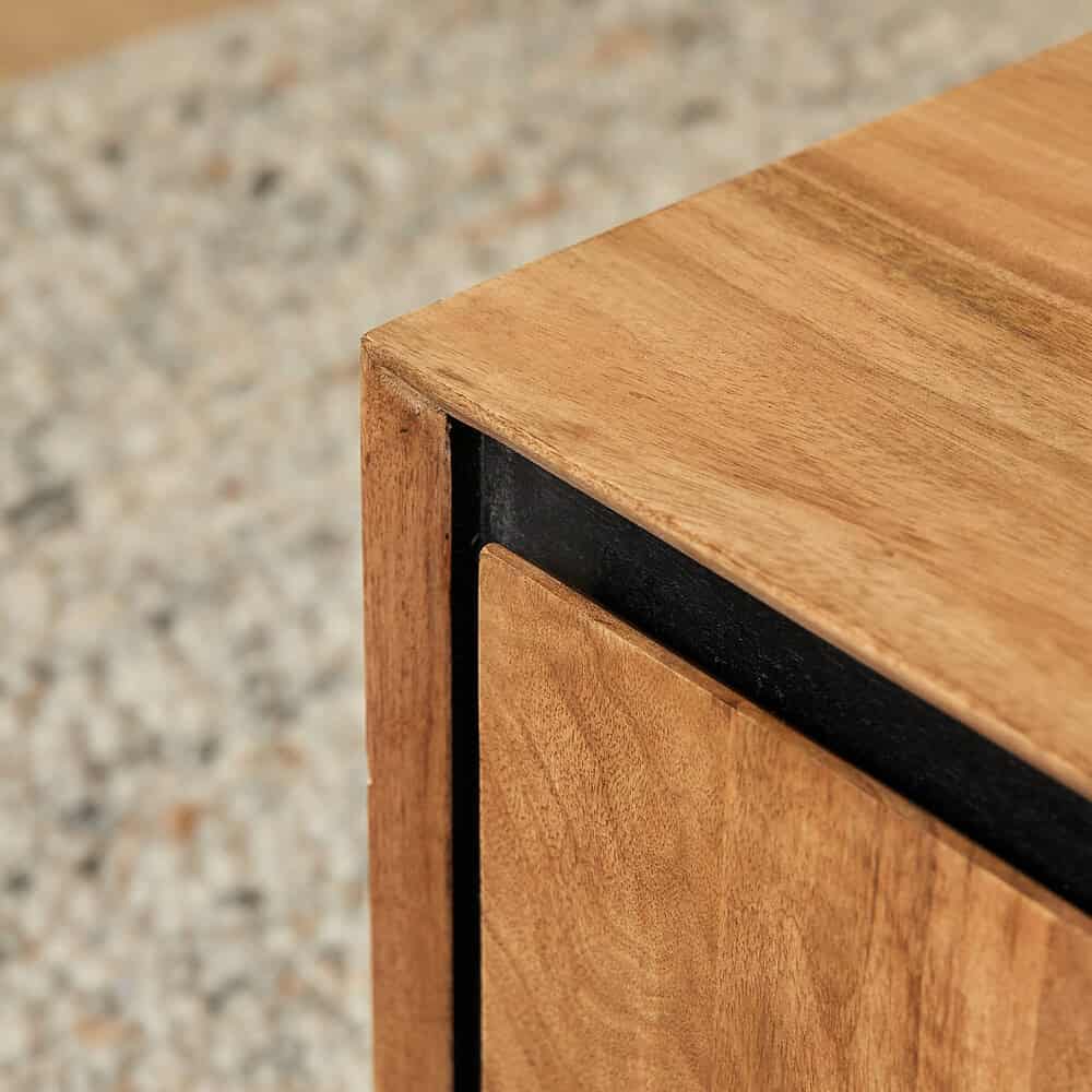 Houten meubel met zwart detail, modern en hoogwaardig design, perfect voor woonkamer of kantoor, gemaakt door Mokana Meubelen.