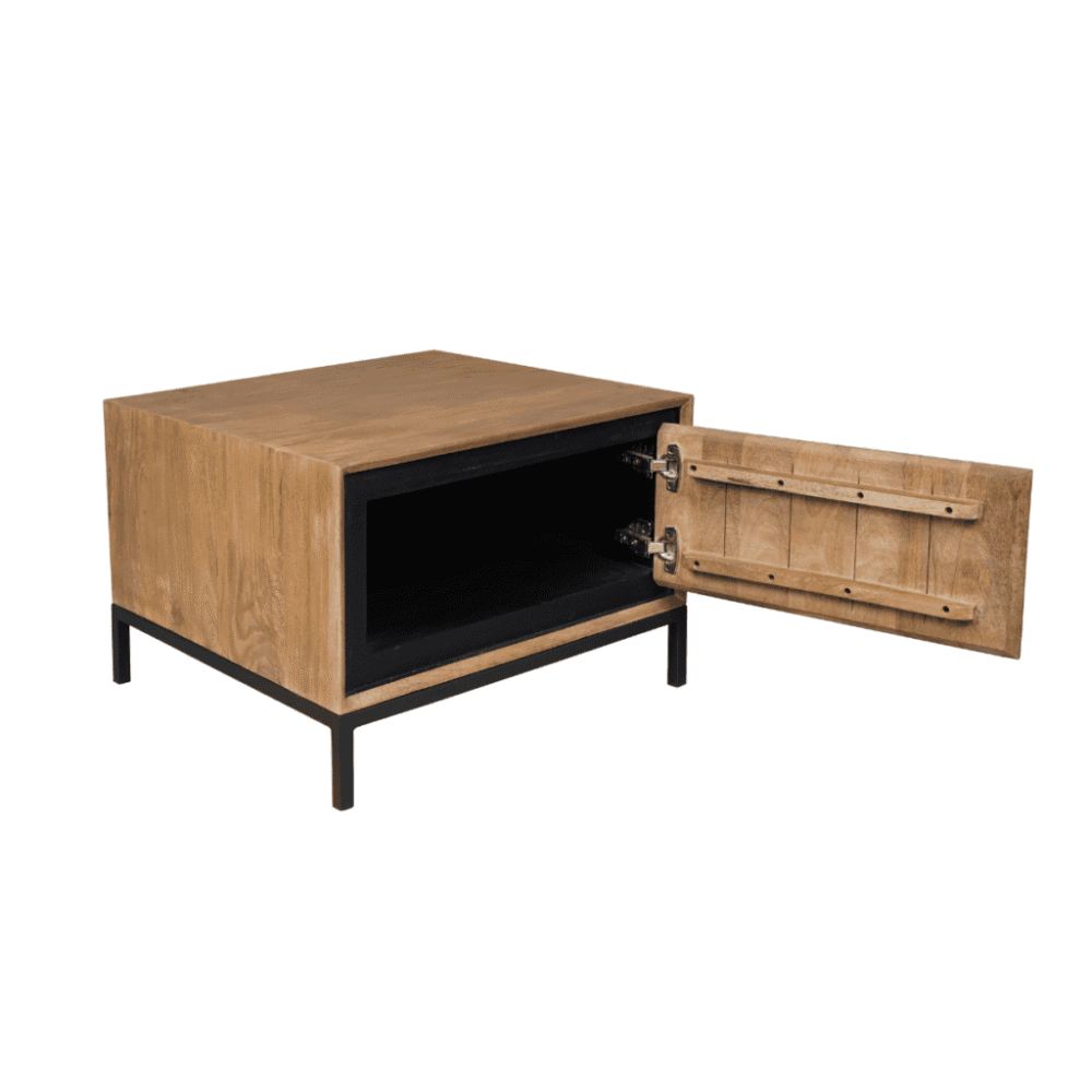 Eettafel met houten afwerking en black metalen onderstel, stoer en modern design.